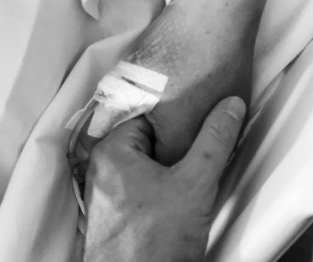 Caio Paduan compartilhou imagem segurando a mão do pai (Foto: Reprodução/Instagram)