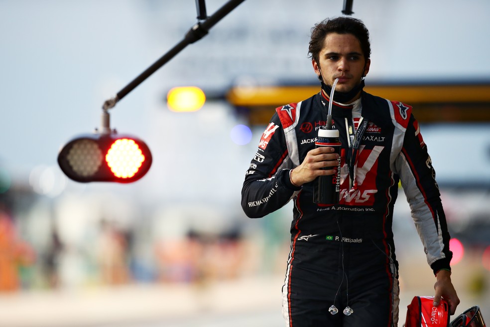 Pietro Fittipaldi nos boxes do GP de Abu Dhabi de 2020, sua segunda corrida como titular da Haas — Foto: Mark Thompson/Getty Images