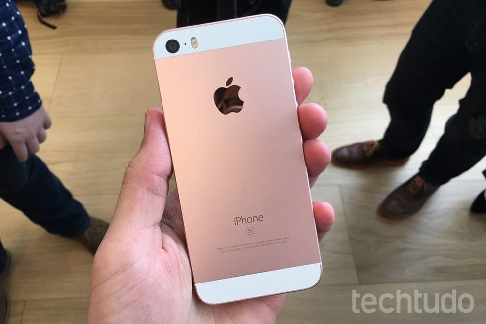 Novo aparelho da Apple deve seguir mesma proposta do iPhone SE — Foto: Thássius Veloso/TechTudo