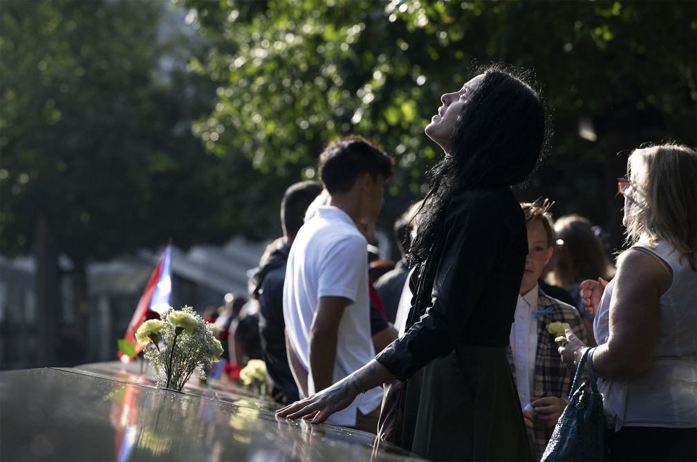 Mulher visita o Memorial Nacional do 11 de Setembro antes de uma cerimônia em Nova York — Foto: Mark Lennihan/AP
