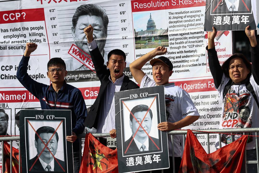 Manifestantes se reúnem em frente à Casa Branca para protestar contra visita de Xi Jinping aos EUA