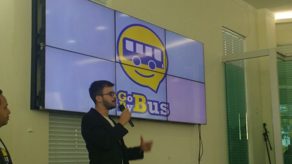 Desenvolvedor apresenta o aplicativo Go By Bus (Foto: Elielton Lopes/G1)