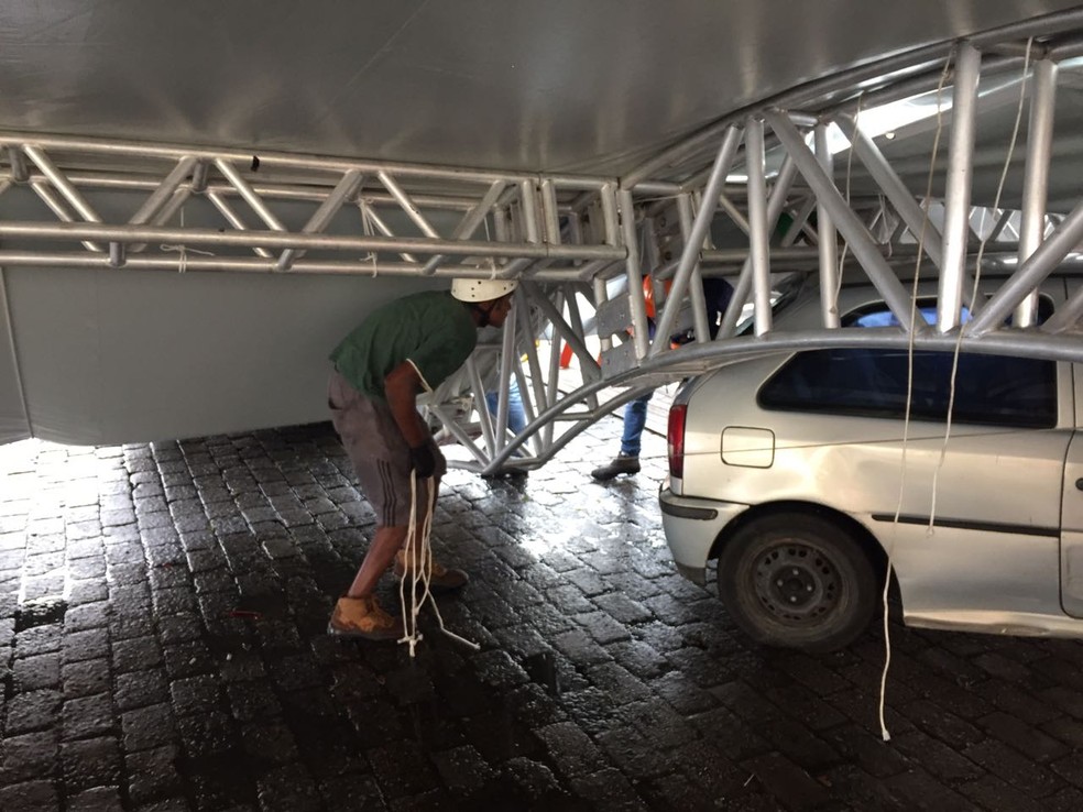 Estrutura da Oktoberfest de Blumenau caiu sobre carros (Foto: Oktoberfest Blumenau/Divulga&ccedil;&atilde;o)