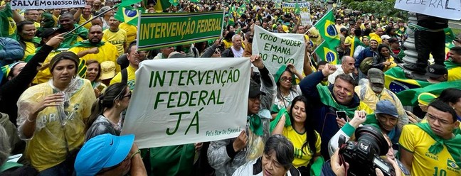 Manifestantes bolsonaristas fecham a Av. Presidente Vargas, no Centro do Rio, e pedem Intervenção Federal após derrota do presidente nas urnas. — Foto: Fábio Rossi