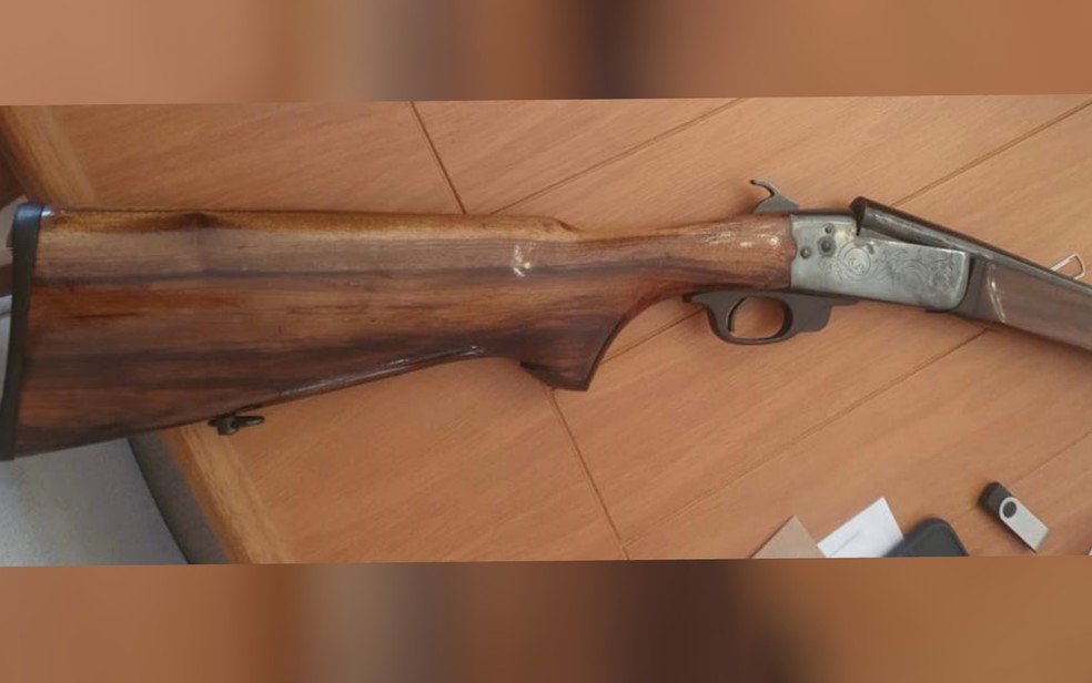 Espingarda e pen drive apreendidos na casa do secretário Ismael Alexandrino, em Goiânia — Foto: Reprodução/TV Anhanguera