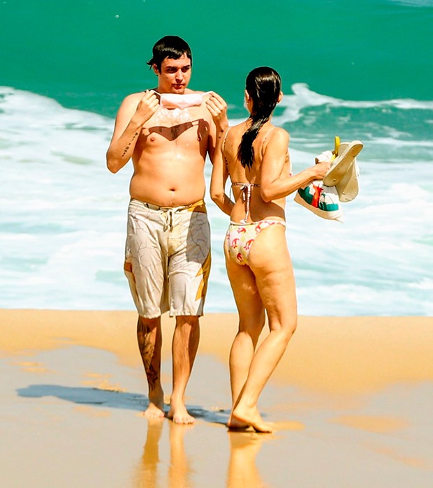 Felipe Dylon vai a praia com a mãe (Foto: Rodrigo Adão/ AgNews)