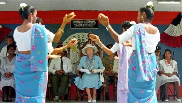 A rainha viu muitas apresentações tradicionais durante sua turnê (Foto: PA MEDIA via BBC)