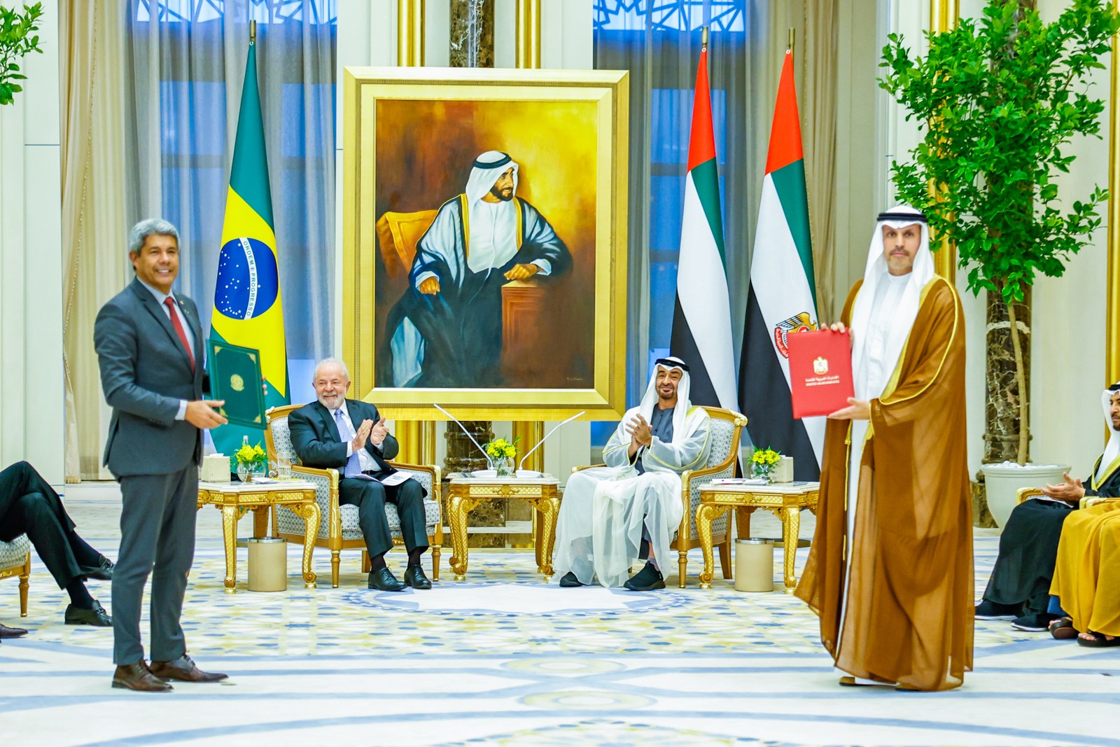 Presidente da República, Luiz Inácio Lula da Silva, e Presidente dos Emirados Árabes Unidos e Emir de Abu Dhabi, Xeique Mohammed bin Zayed Al Nahyan. — Foto:  Foto: Ricardo Stuckert/Presidência da República