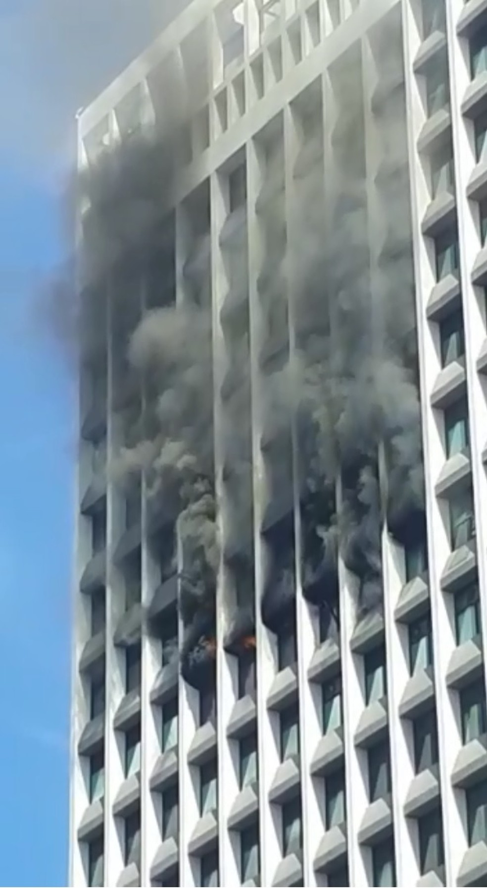 Incêndio atinge prédio na Barra da Tijuca, Zona Oeste do Rio — Foto: Thiago Milhazes/ Arquivo Pessoal