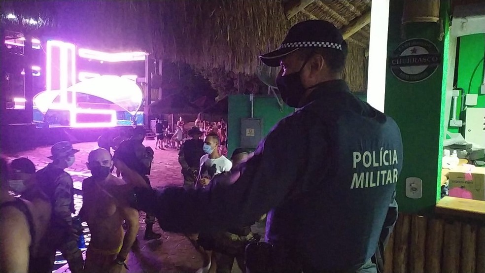 Policiais dispersaram público que participava de festa clandestina em hotel fazenda, no DF — Foto: PMDF/ Divulgação