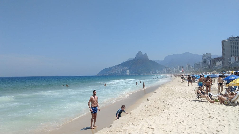 Mar transparente e calmo em Ipanema durante a manhã — Foto: Nicolas Satriano/G1