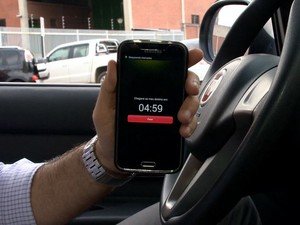 Aplicativo impede pessoa de atender ligações quando está dirigindo (Foto: Reprodução/ TV Gazeta)