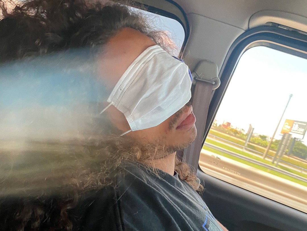 Luísa Sonza flagra Vitão dormindo no carro com máscara facial nos olhos (Foto: Reprodução/Instagram)