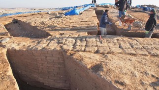 Arqueólogos trabalham na escavação e encontram paredes de tijolos — Foto: Reprodução / Universidade de Tubinga