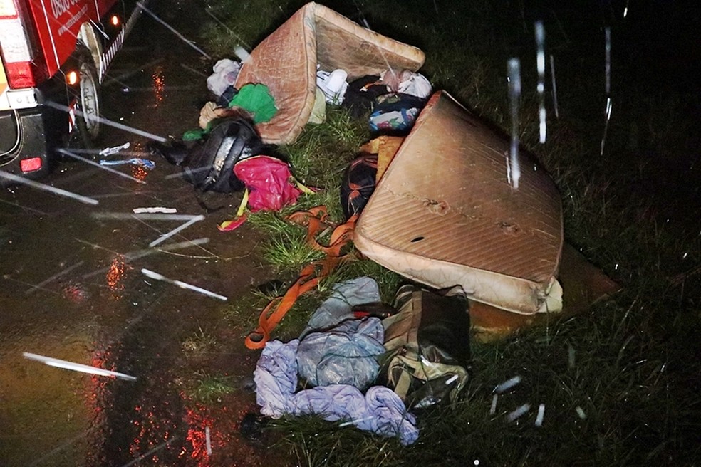 AlÃ©m das pessoas na caÃ§amba, o veÃ­culo levava colchÃµes, malas, roupas e outros objetos (Foto: Djeferson Kronbauer/Power Mix)