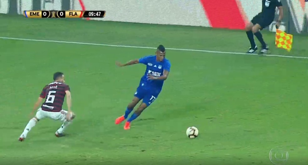 O drible fatal que tira o RenÃª da jogada â Foto: Leonardo Miranda