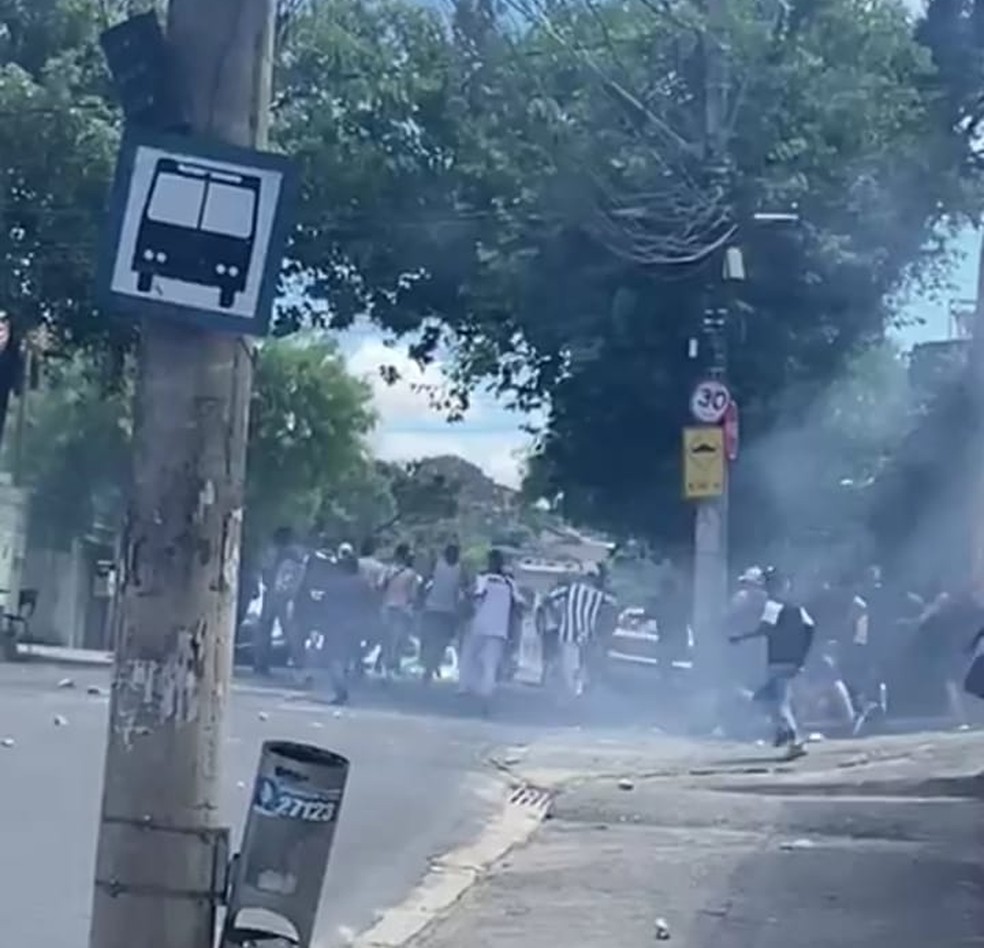 Torcedores estavam em uma rua do bairro Boa Vista, na Região Leste de BH — Foto: Reprodução/Internet