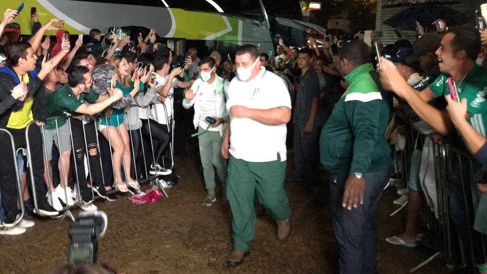 Torcida faz festa na chegada do Palmeiras em Londrina
