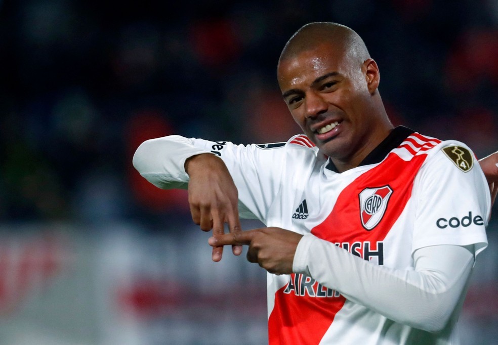 De La Cruz, do River Plate, em partida contra o Colo-Colo, na Libertadores — Foto: MARCOS BRINDICCI/AFP