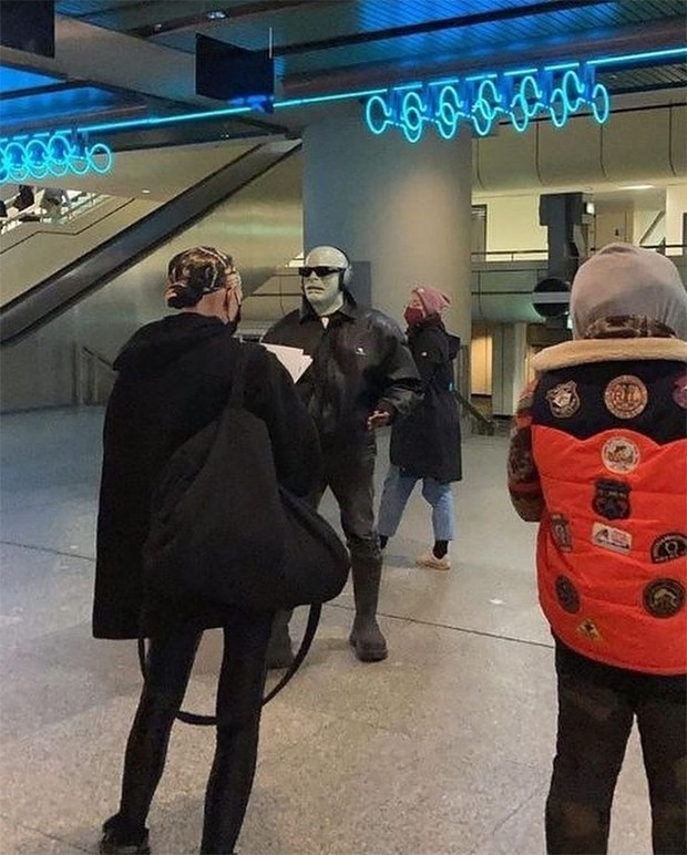 Kanye West é clicado no aeroporto de Berlim usando a máscara (Foto: Reprodução / Twitter)