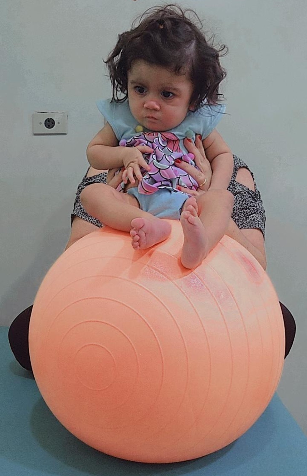 Luana durante uma sessão de fisioterapia  — Foto: Arquivo pessoal/ Reprodução
