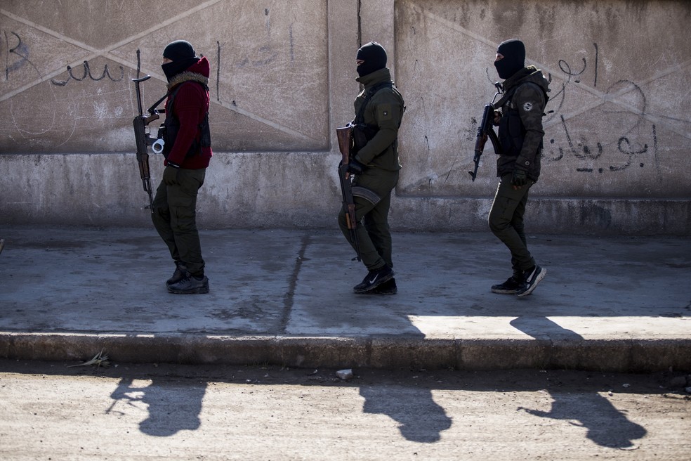 Milícias sírias apoiadas pelos EUA procuram membros do Estado Islâmico em Al Hasakah, na Síria, em 28 de janeiro de 2022 — Foto: Baderkhan Ahma/AP