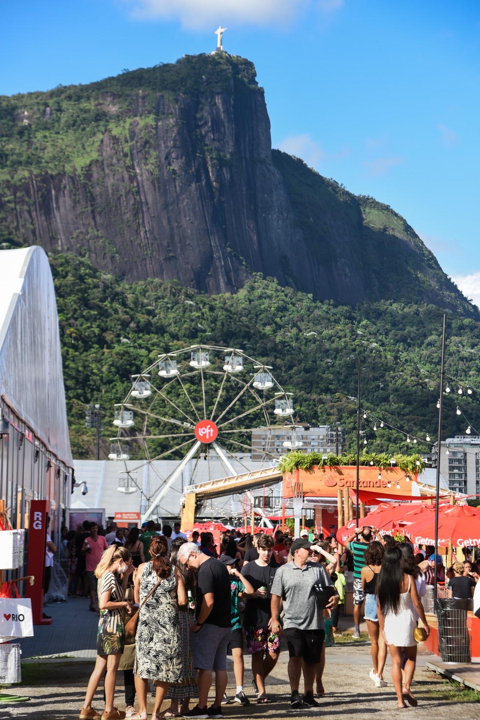 O evento Rio Gastronomia, com a roda-gigante Loft e o Cristo Redentor ao fundo — Foto: Alex Ferro/Agência O Globo