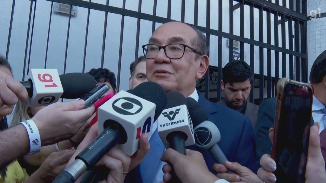 Gilmar Mendes, do STF, comparece ao velório do Rei Pelé nesta segunda-feira (2), em Santos, no litoral de São Paulo.