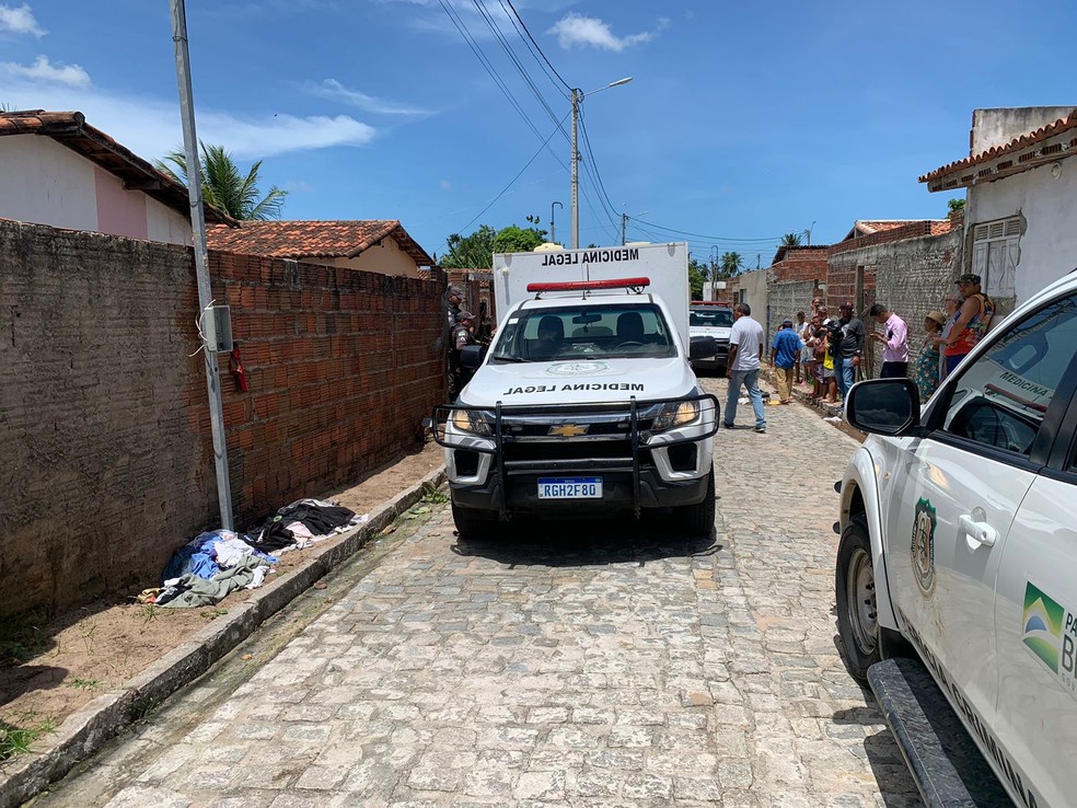 Vizinhos tentaram apagar as chamas, mas o homem estava sem vida — Foto: Gustavo Brendo 