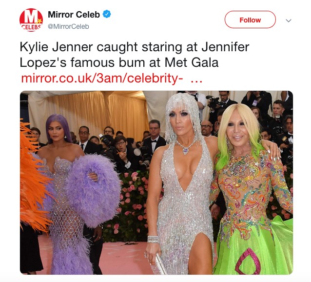 Um flagrante do instante no qual Kylie Jenner observa o bumbum de Jennifer Lopez durante o Met Gala 2019 (Foto: Twitter)