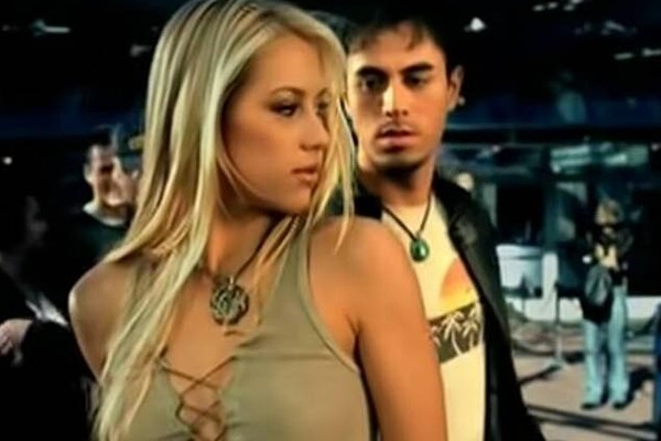 Enrique Iglesias e Anna Kournikova no clipe da canção Escape (Foto: Reprodução)