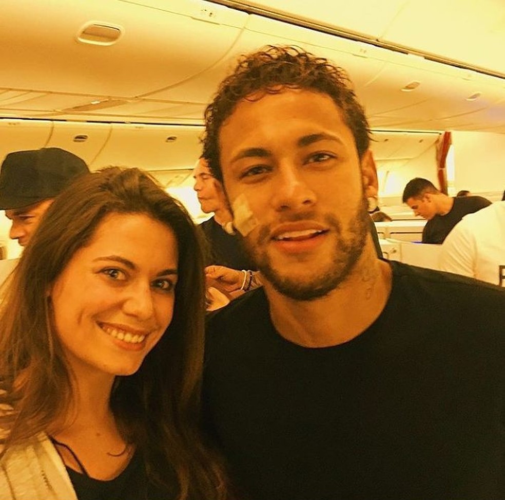 Neymar posa com fã na volta para São Paulo (Foto: Reprodução / Instagram)