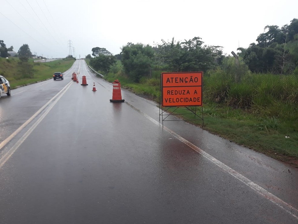 Pista está interditada por causa do desmoronamento  — Foto: Cedida/Polícia Rodoviária