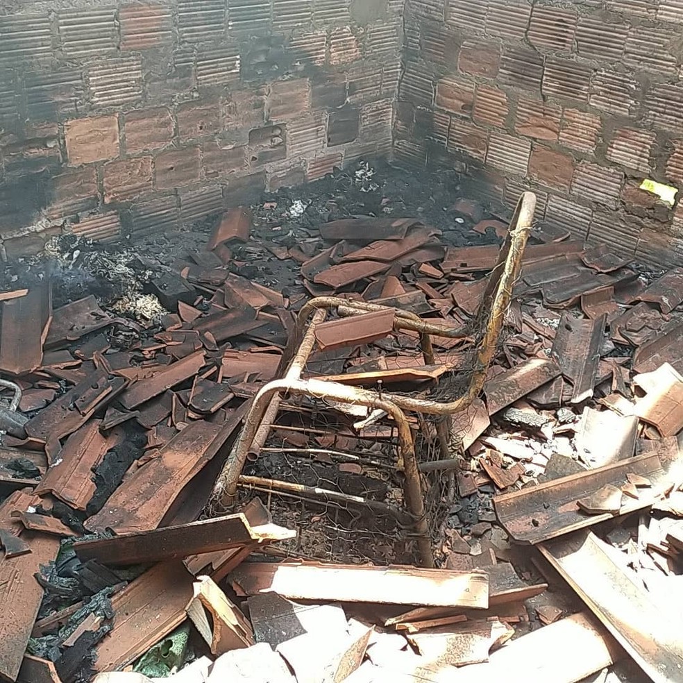 Casa destruída supostamente pelo marido com a família dentro em Esperantina — Foto: Reprodução