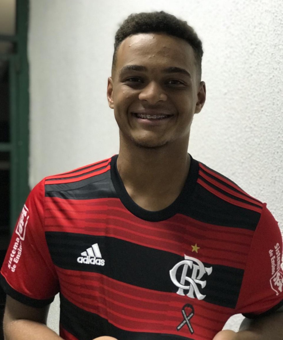 Rodrigo Muniz mostra a homenagem aos 10 garotos mortos no inc&ecirc;ndio do Ninho &mdash; Foto: Cah&ecirc; Mota / GloboEsporte.com