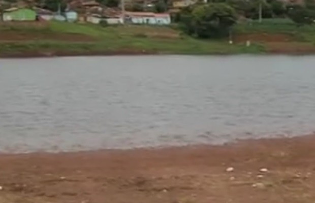 Bombeiros procuram por pessoa que se afogou em lago de Nerópolis, Goiás (Foto: Reprodução/TV Anhanguera)