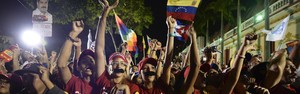 FOTOS: chavistas vão às ruas para celebrar vitória (AFP PHOTO/Juan BARRETO)
