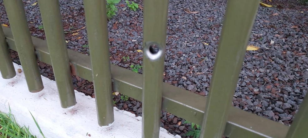 Marcas de tiro mostram o confronto entre os policiais e os suspeitos em Foz  — Foto: Vinícius Machado/RPC 