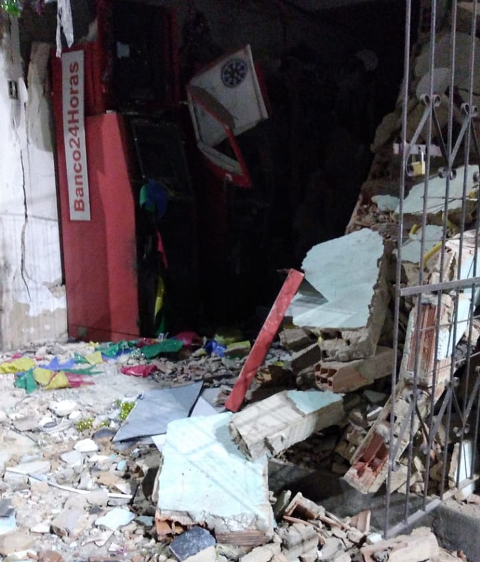 Caixas eletrônicos são explodidos em mercado no bairro de Mussurunga, em Salvador — Foto: Redes Sociais