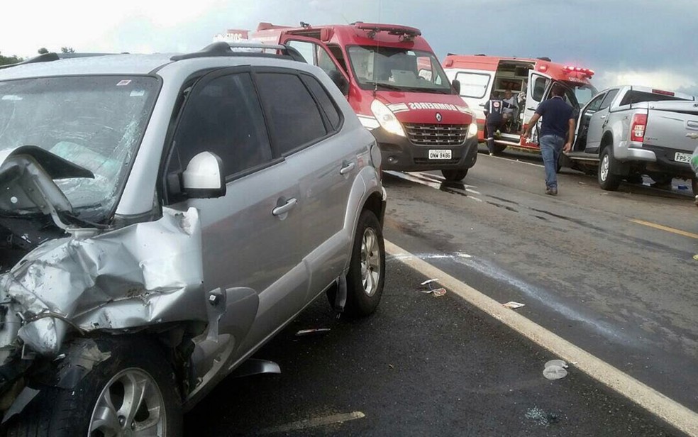 Veículos com placas de São Paulo colidiram na BR-020, em Formosa, Goiás (Foto: Divulgação/ Corpo de Bombeiros)