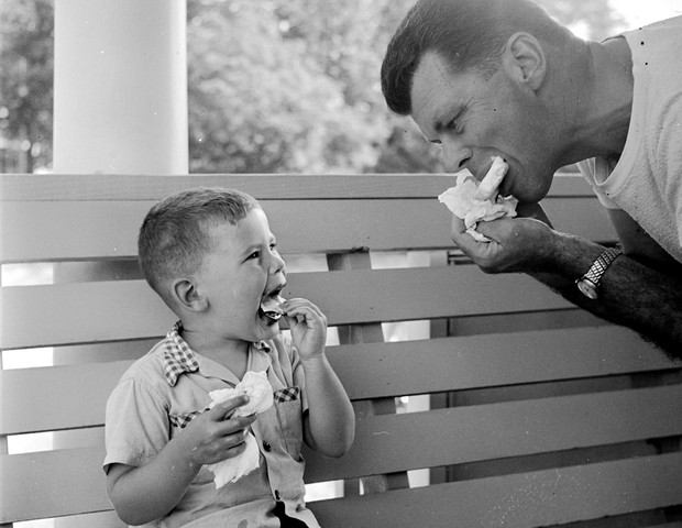 Pai e filho comendo sorvete (Foto: Getty Images)