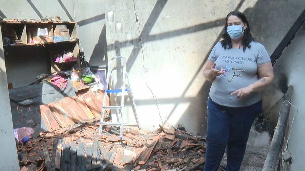 Cynthia Lima acordou de madrugada para beber água e viu incêndio, provavelmente causado por celular que carregava na tomada. — Foto: TV Globo /Reprodução