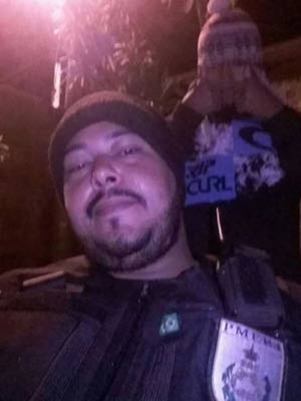Segundo PRF, criminoso gostava de se deixar fotografar usando a farda da PM (Foto: Divulgação/ Polícia Rodoviária Federal)