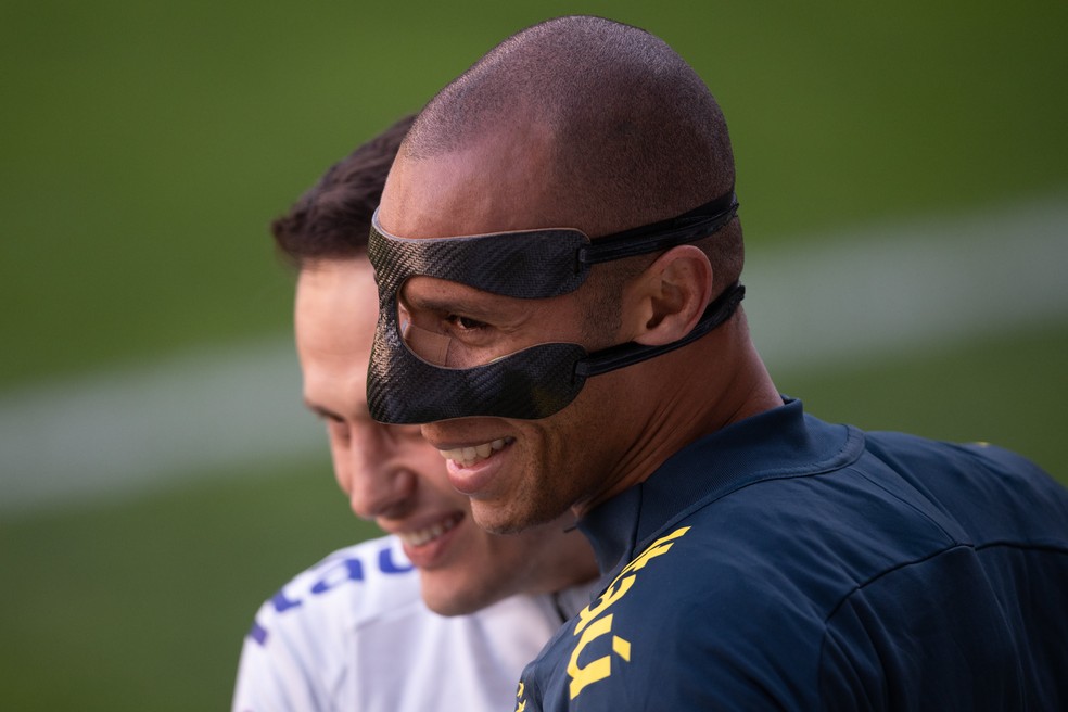 Miranda usa máscara especial durante treino do Brasil em Portugal — Foto: Pedro Martins / MoWA Press