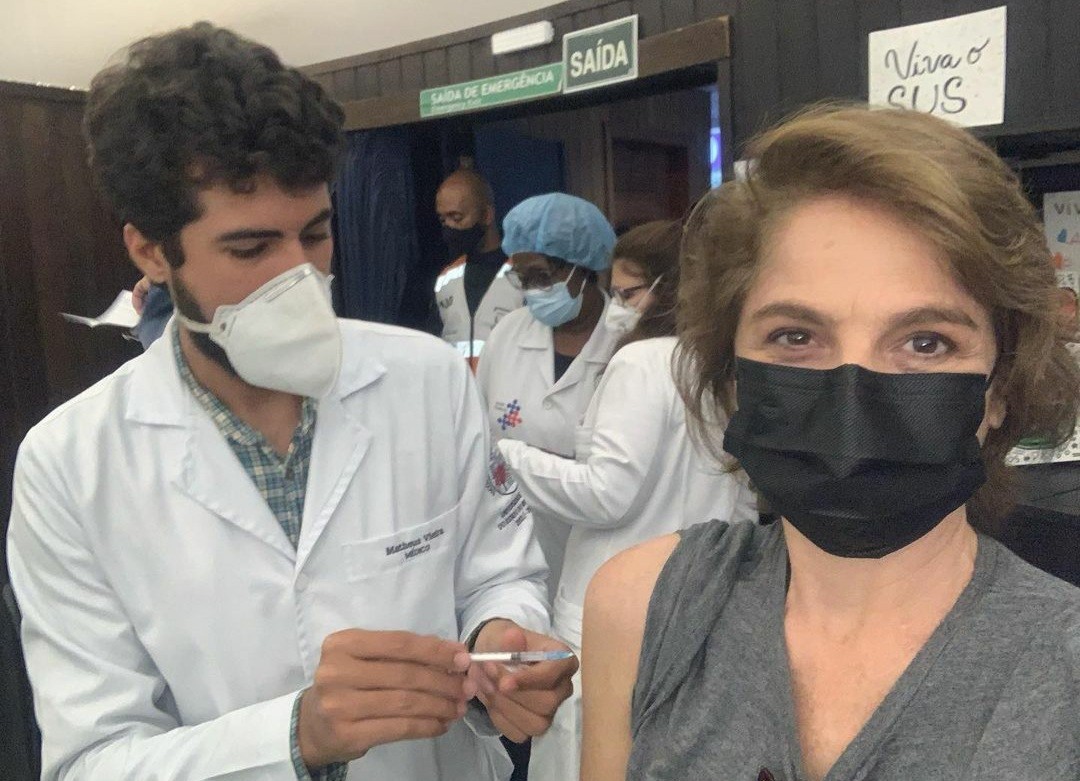 Drica Moraes recebe a segunda dose da vacina (Foto: Reprodução / Instagram )