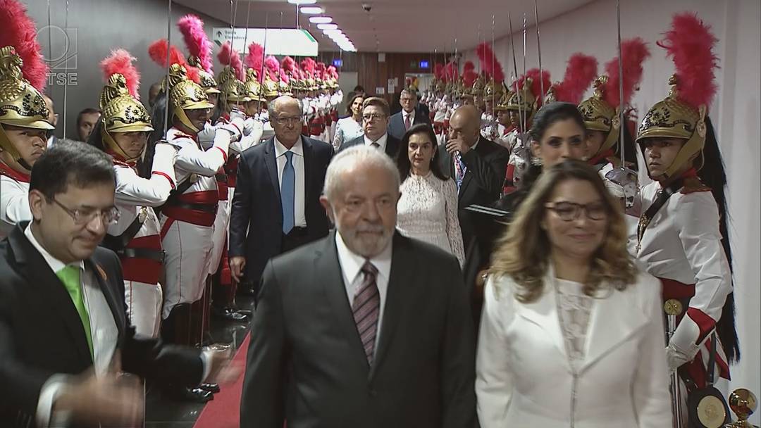 O presidente eleito Lula chega ao TSE acompanhado da primeira-dama para a cerimônia de diplomação