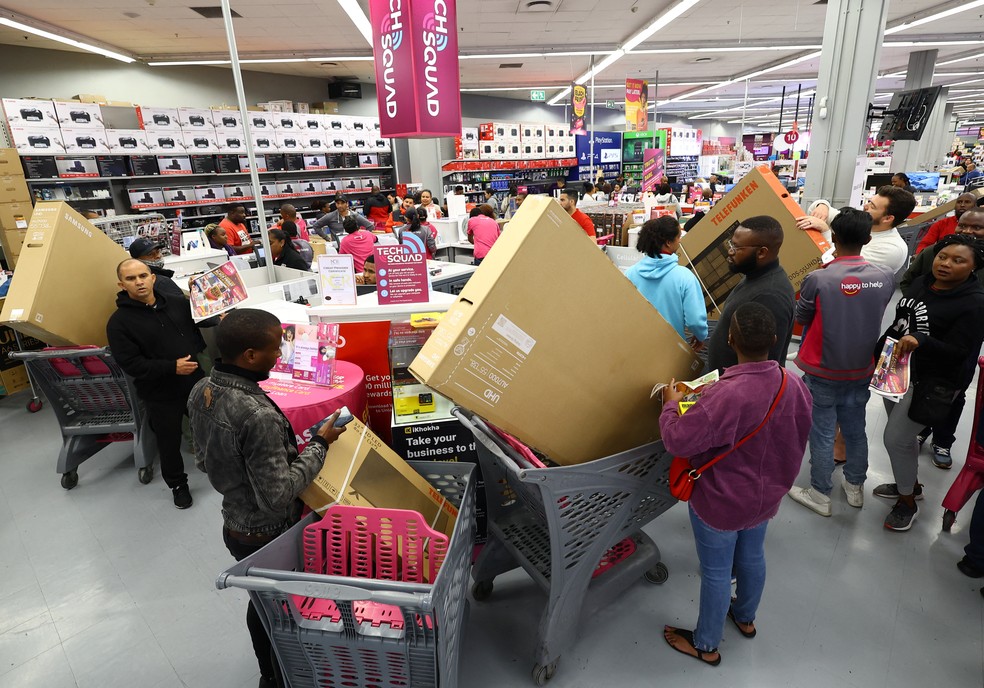 Consumidores aproveitam os descontos na Cidade do Cabo, na África do Sul. — Foto: Esa Alexander/ Reuters