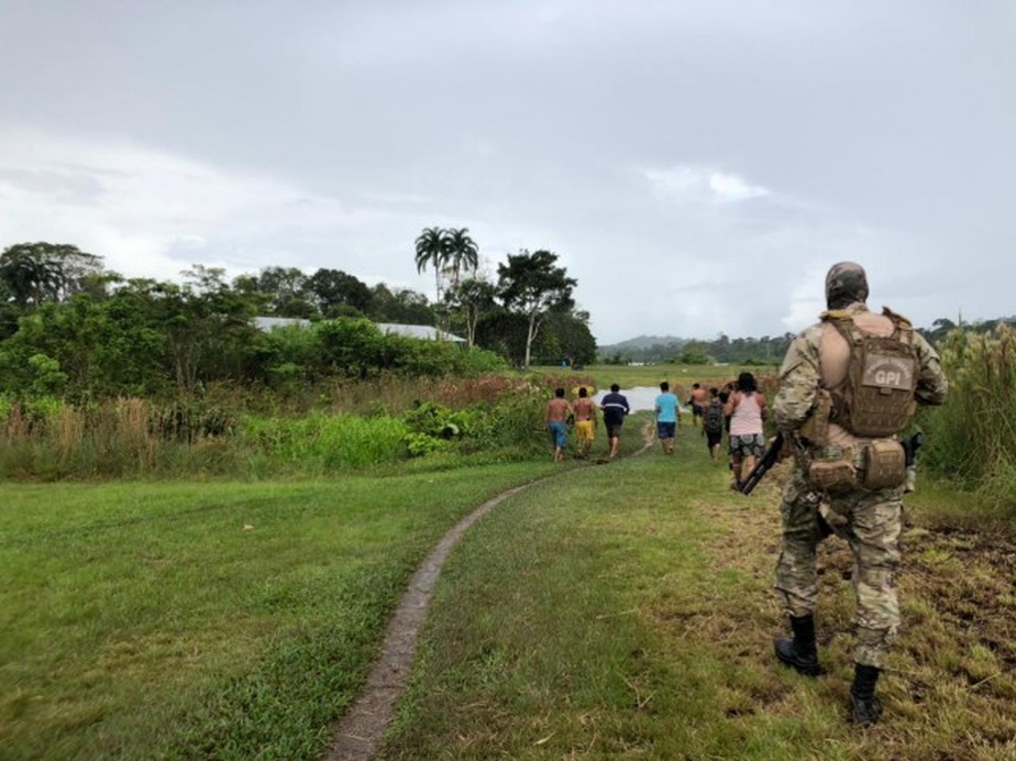 Policial federal em operação na Terra Indígena Ianomâmi, em Roraima; em outubro, pedido de helicópteros à Defesa para nova operação foi questionada por ministério