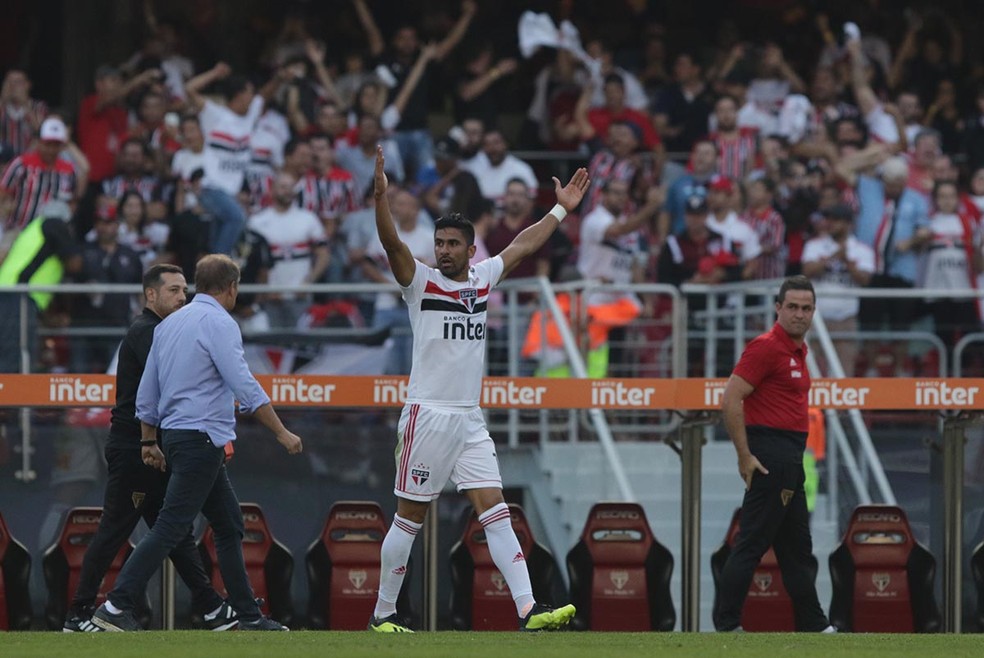 Tréllez comemora o gol de empate do São Paulo (Foto: Rubens Chiri / saopaulofc.net)