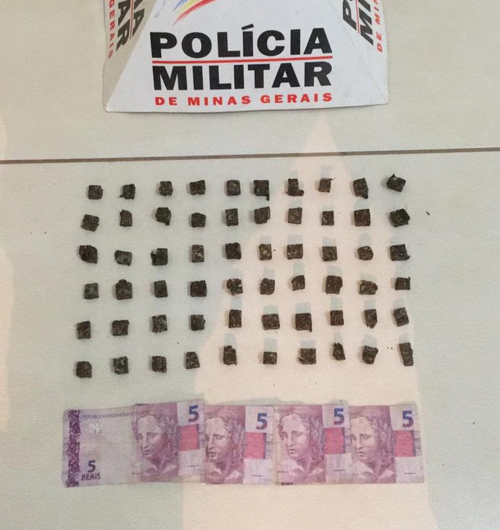 Entorpecente foi levado para a delegacia de JanaÃºba â€” Foto: PolÃ­cia Militar/DivulgaÃ§Ã£o